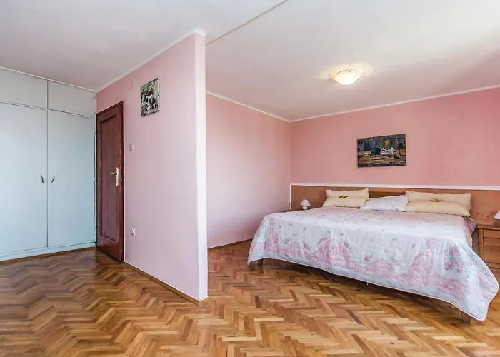 Two-bedroom In 브르사르